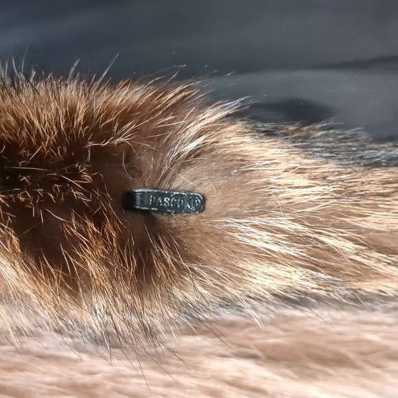 Racoon Jacket vintage size 10-12. Length to upper thigh. - Picture 10 of 12